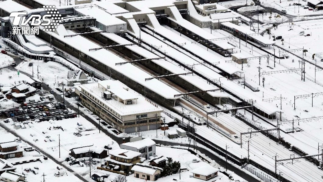 日本降暴雪！電車撞上橫倒樹　60乘客雪中受困2小時