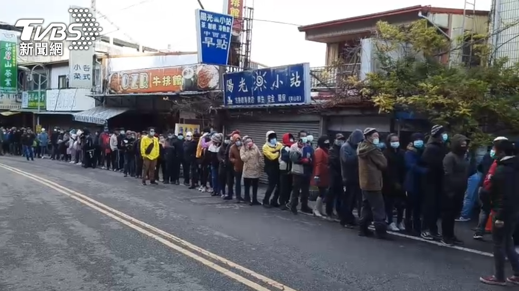 台中梨山衛生所開設專診,替移工接種BNT疫苗,現場湧現排隊人潮。(圖/台中市專勤隊提供)