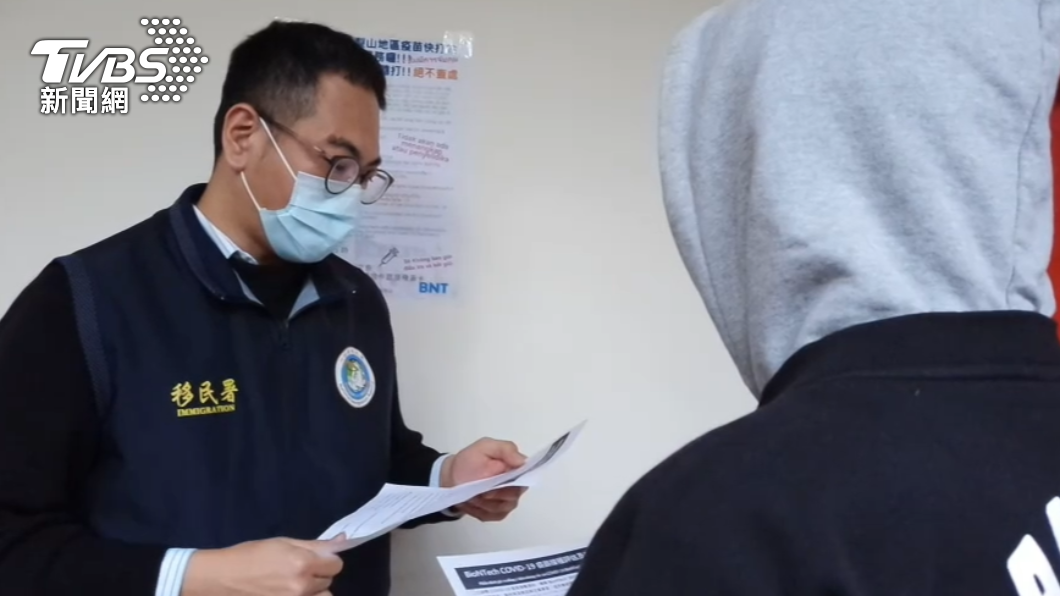 移民署派會講東南亞語的同仁,前往梨山衛生所協助施打。(圖/台中市專勤隊提供)