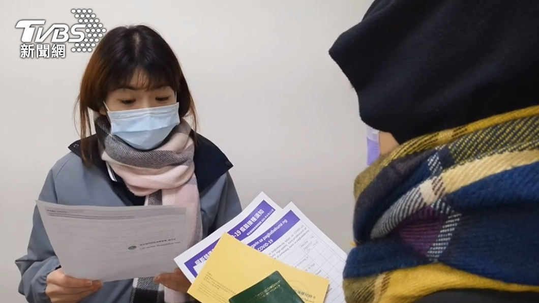 移民署派會講東南亞語的同仁,前往梨山衛生所協助施打。(圖/台中市專勤隊提供)