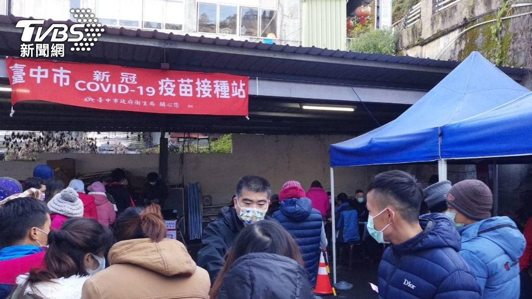 台中梨山衛生所開設專診,替移工接種BNT疫苗,現場湧現排隊人潮。(圖/台中市專勤隊提供)