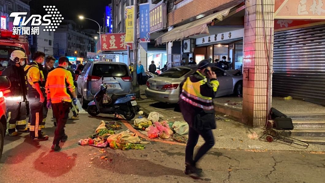 車上2歲孫突跌落!爺緊張失控衝騎樓 撞死菜販、3傷送醫