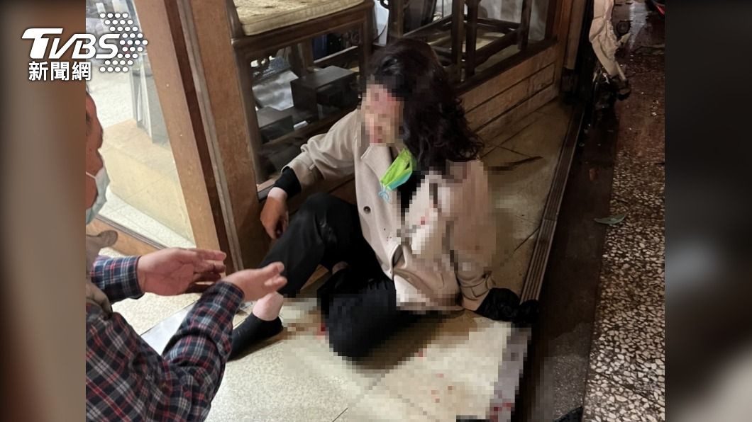 行人在騎樓底下挨撞流血。(圖/民眾提供)