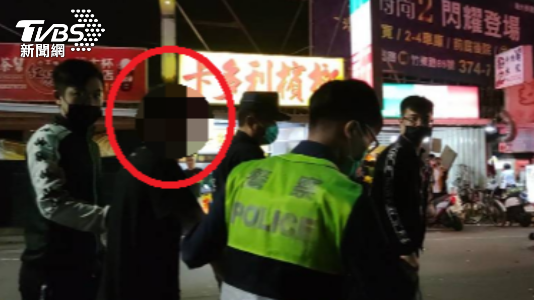 吳男酒駕被警方帶回派出所。(圖/警方提供)