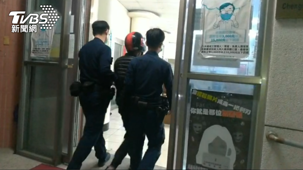 吳男酒駕被警方帶回派出所。(圖/警方提供)