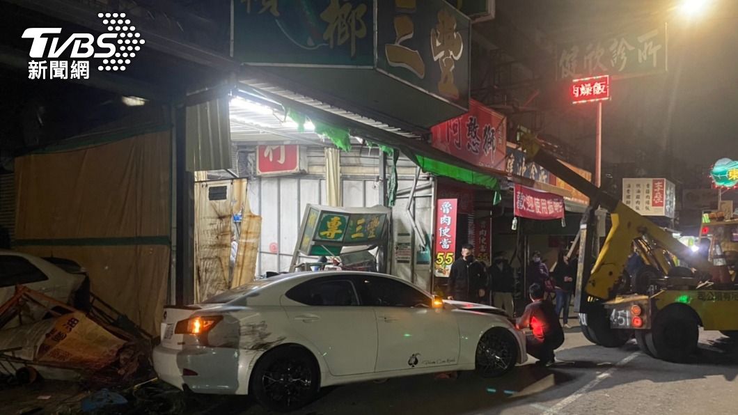 吳男酒駕撞檳榔攤，也撞斷住家瓦斯管線。（圖／警方提供）