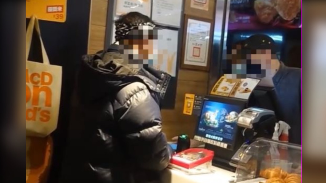 店員最後還是多給了男子一份餐點。(圖/翻攝自爆料公社 臉書)