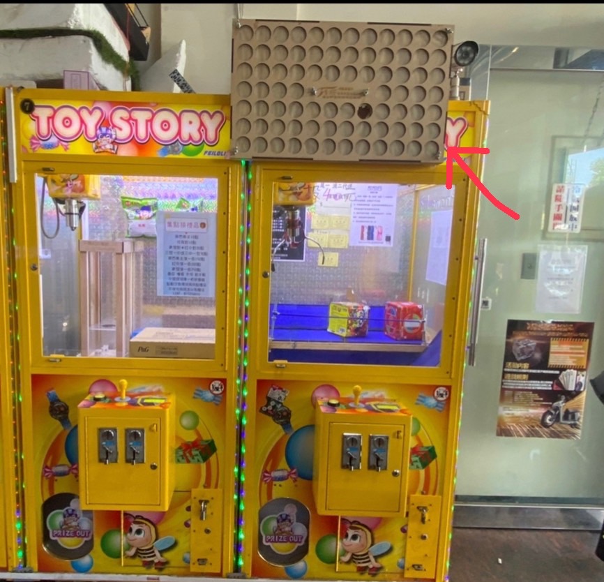 娃娃機夾取方盒掉出後,拍照給台主看,就可獲得「戳戳樂」一次的機會。(圖/警方提供)