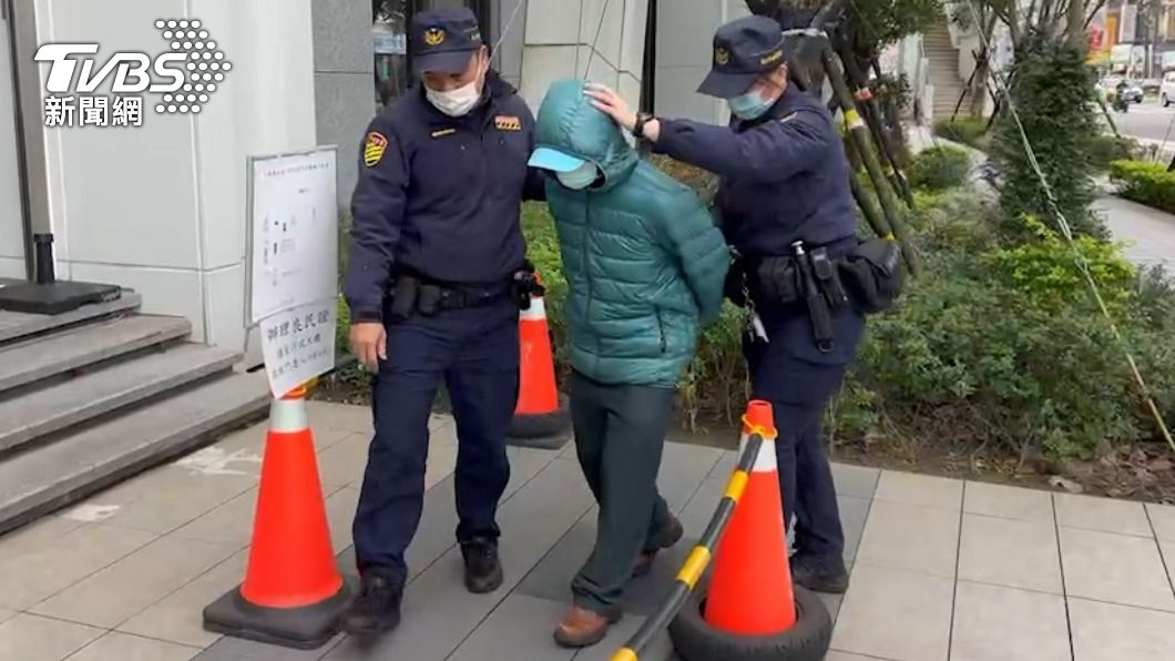 肇事駕駛被帶回交通分隊。(圖/TVBS)