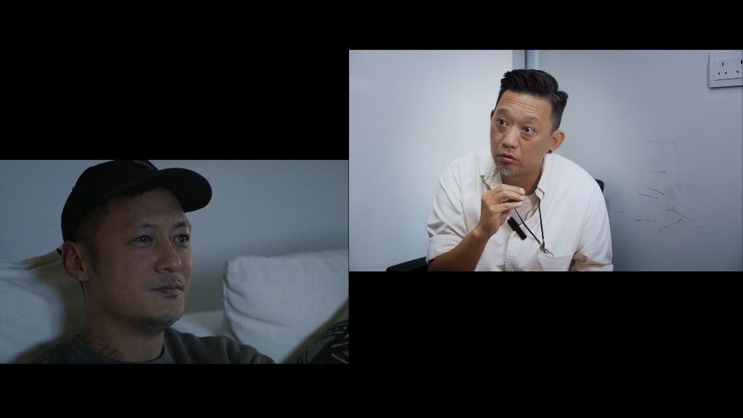 余文樂（左）看節目訪問鄭保瑞導演的片段。（圖／滾動工作室提供）