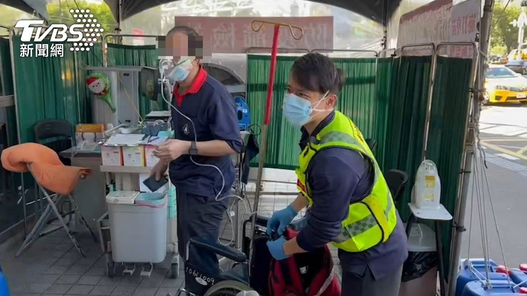 數名員工遭到爆炸波及。（圖／TVBS）
