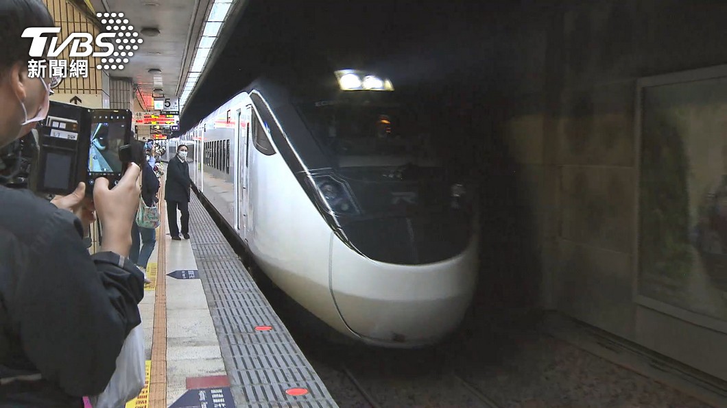 台鐵新城際列車EMU3000第一天上路。(圖/TVBS)