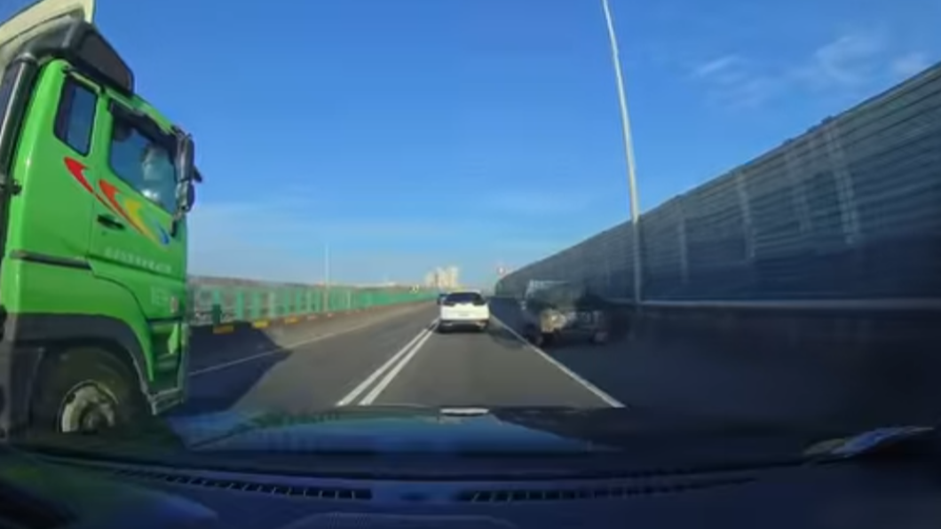 一台發財車疑似拋錨暫停國道路邊。(圖/翻攝自爆廢公社臉書)