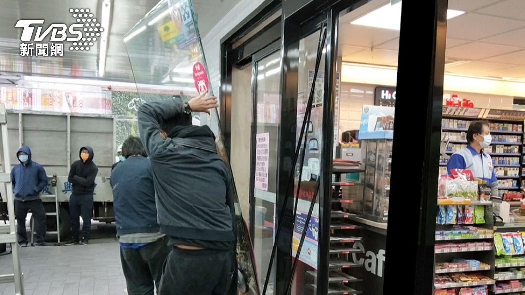 超商跨年將拆除部分門市的大門,因應大批人潮。(圖/業者提供)