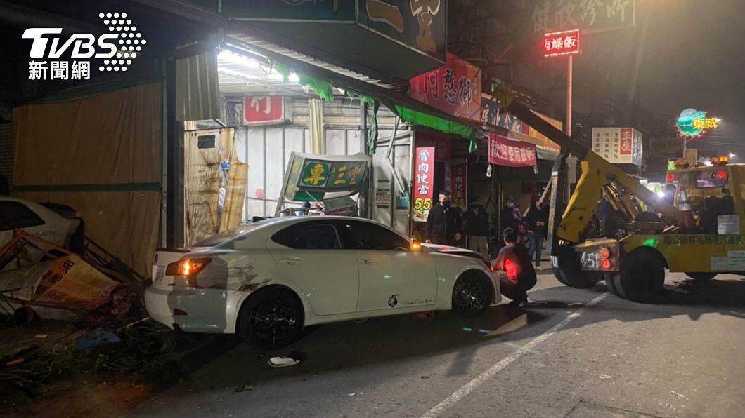 又是酒駕!男撞斷騎士腿又衝進檳榔攤 還撞斷瓦斯管線
