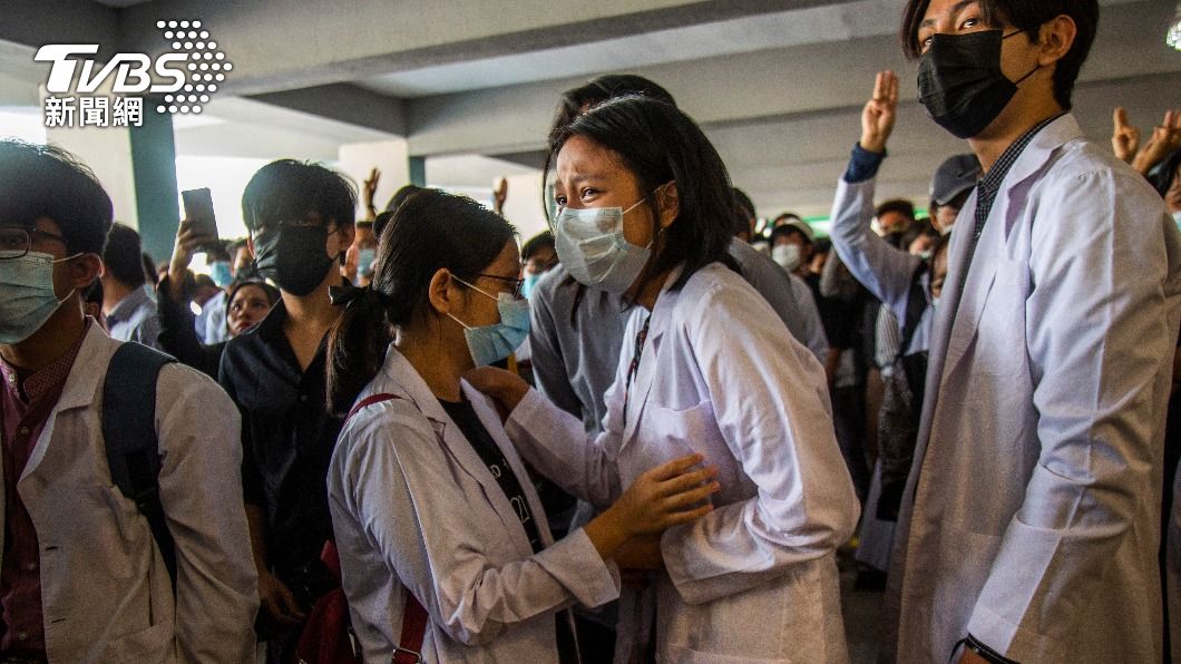 18歲的緬甸醫學院學生Khant Ngar Hein在反軍方抗議活動中遭擊斃，同學參加告別式悲痛不已。（圖／達志影像美聯社）  