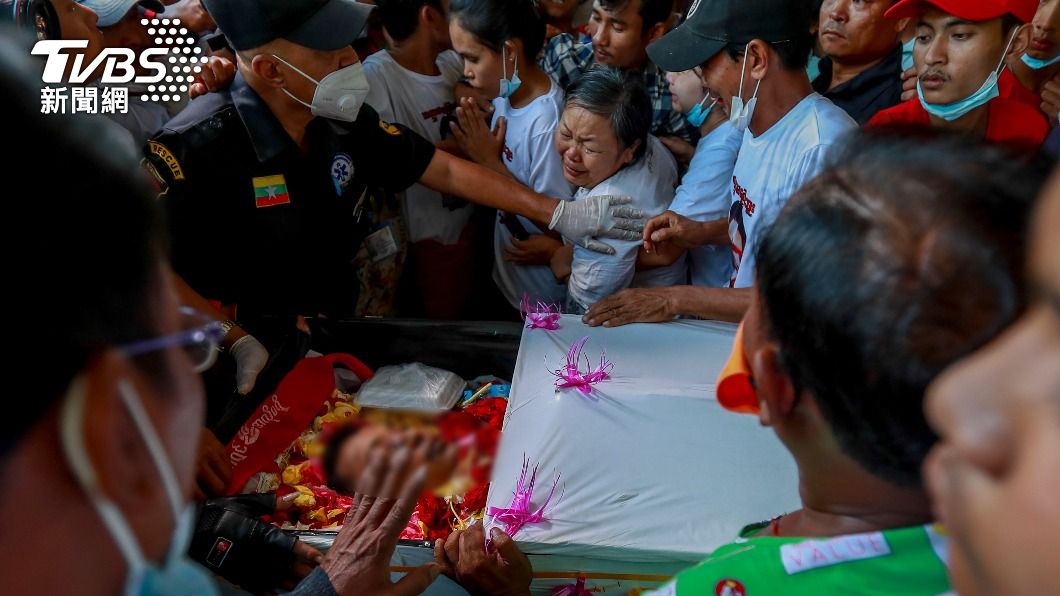 Tin Htut Hein為反政府團體當志工，在示威活動中被擊斃，母親白髮人送黑髮人，情緒潰堤。（圖／達志影像美聯社）