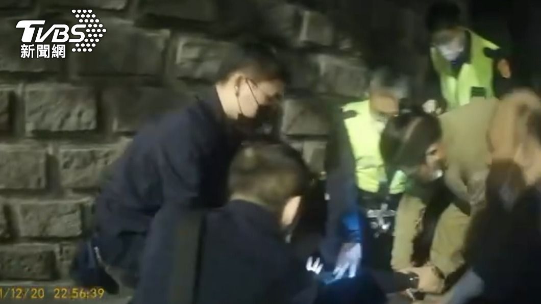 「角落生物」突拔腿狂奔!警巡廢棄商辦 逮竊盜通緝犯