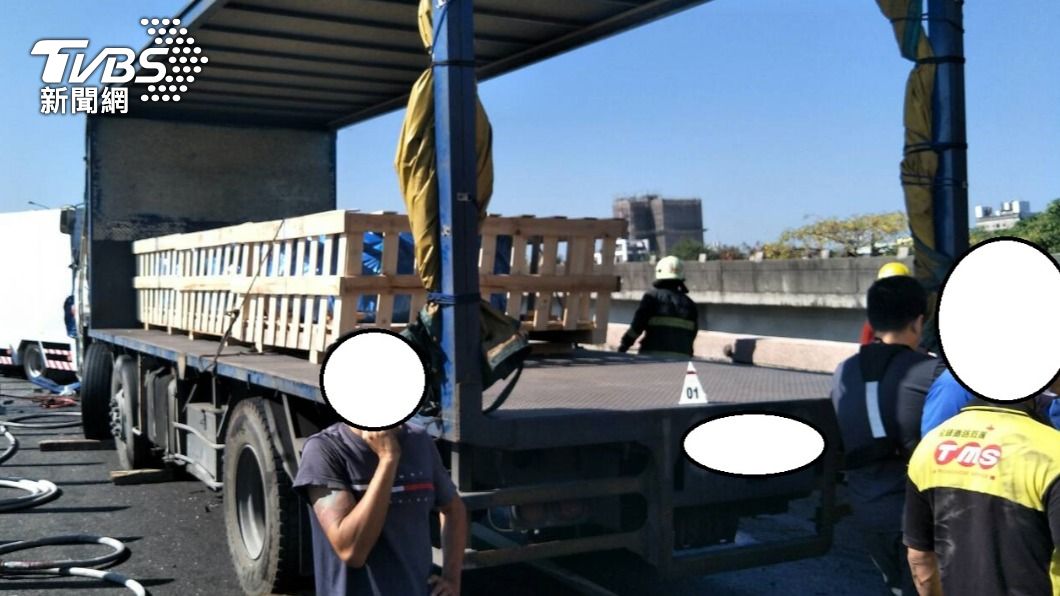 國道1號373.1公里,今(29)日上午發生多部車輛追撞事故。(圖/國道警方提供)