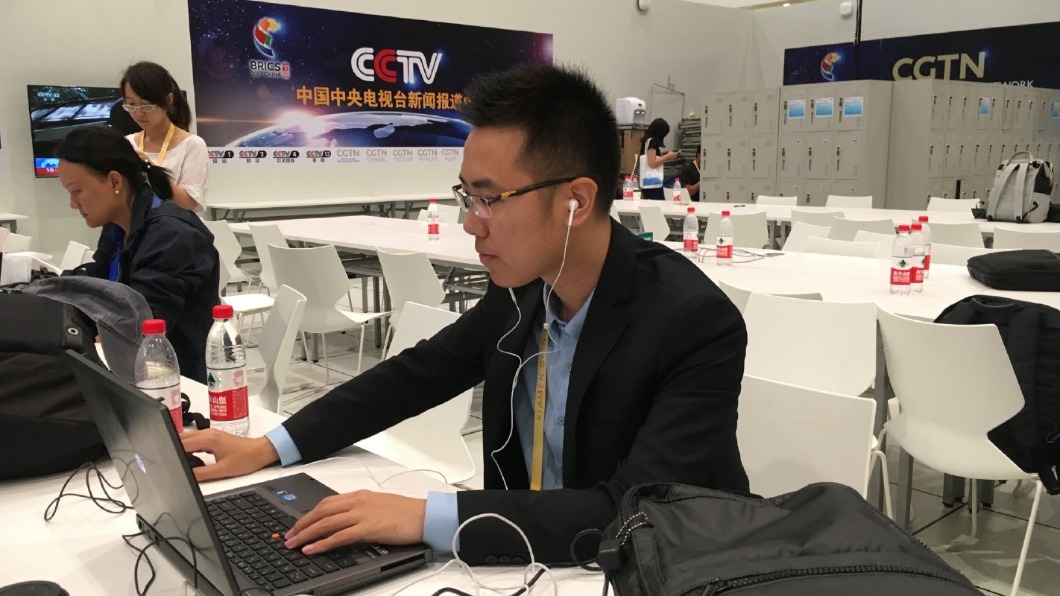 央視記者韓鵬懷疑美國媒體刻意不發表秦剛記者會新聞。(圖/翻攝自記者韓鵬微博)