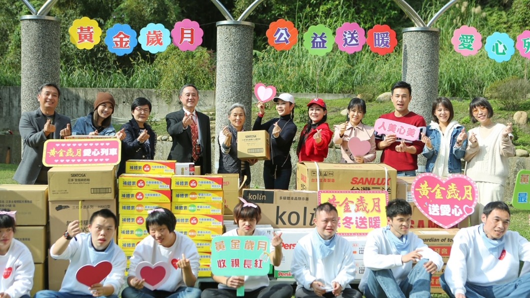 陳美鳳(圖中)與劇組一同南下贈送物資。(圖/民視提供)