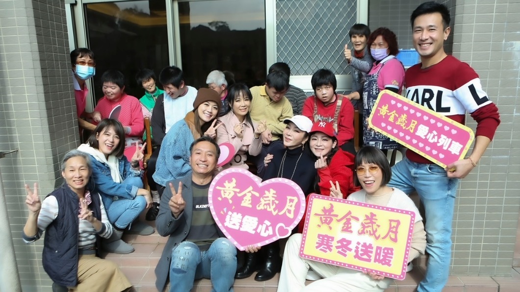 陳美鳳、王彩樺、王中平等人與教養院孩童度過開心的一天。(圖/民視提供)