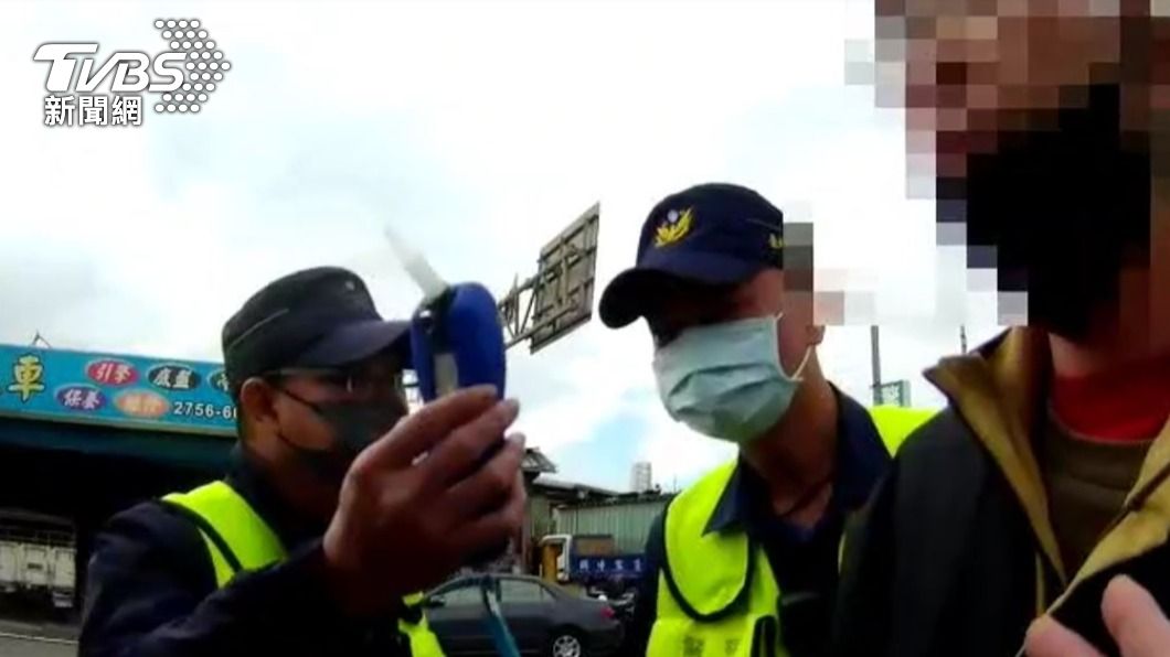 喝烈酒後睡12小時!男開車遭警攔 酒測後傻眼:那五摳零