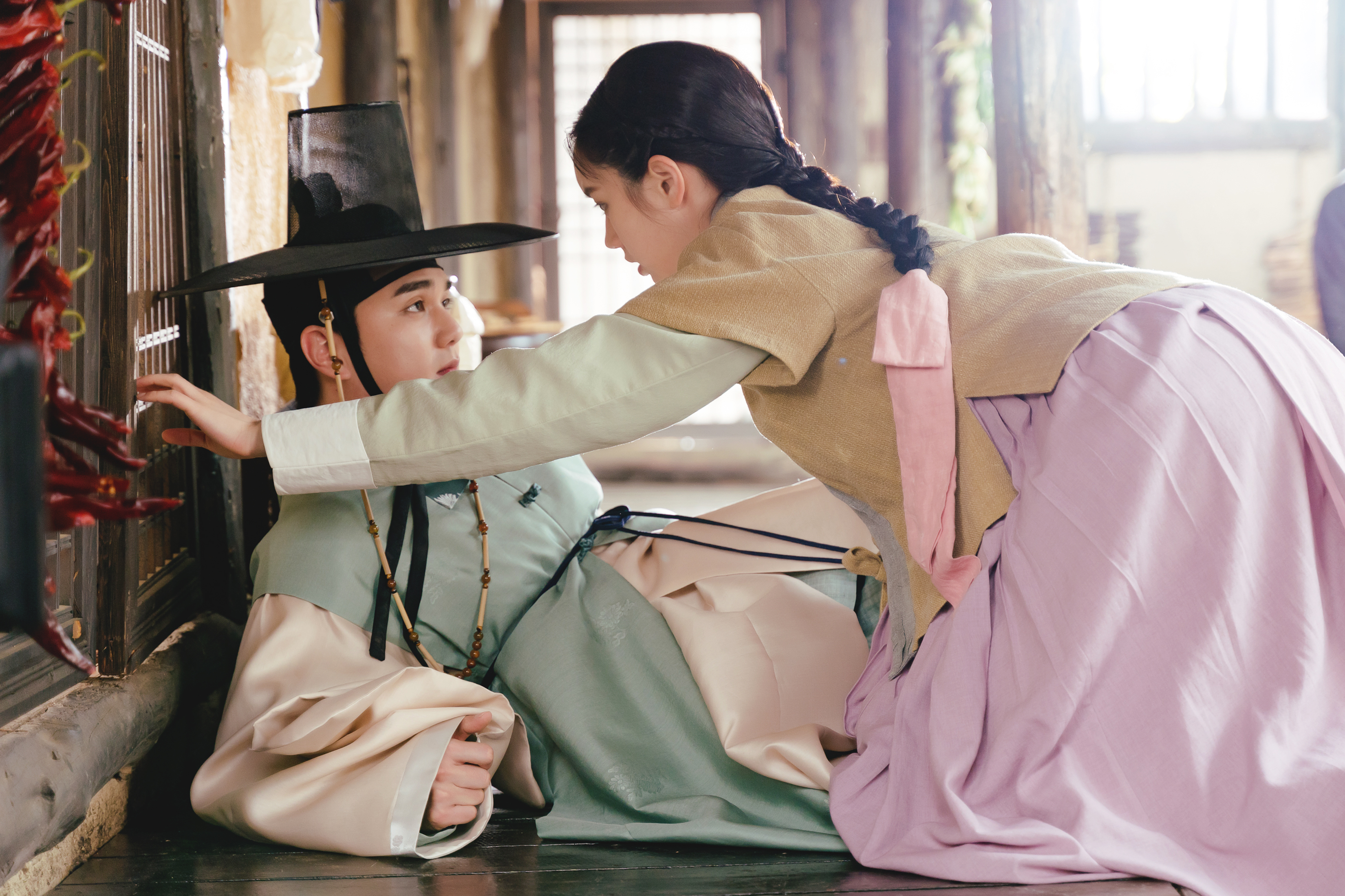 《花開時想月》俞承豪(圖左)和惠利上演同居羅曼史。(圖/myvideo提供)