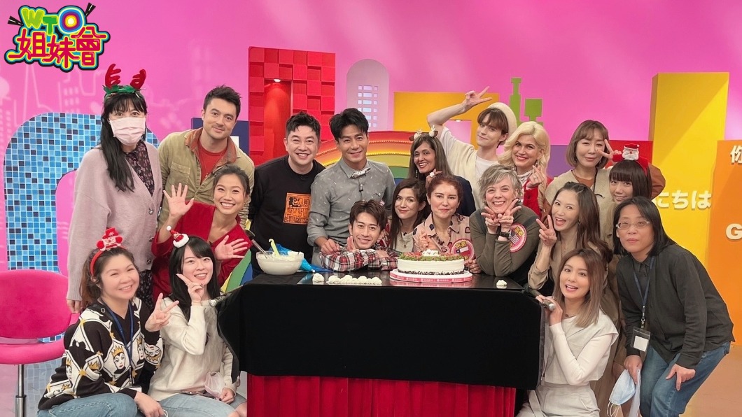 郭彥均開心與《WTO姐妹會》團隊歡慶生日。（圖／八大電視提供）