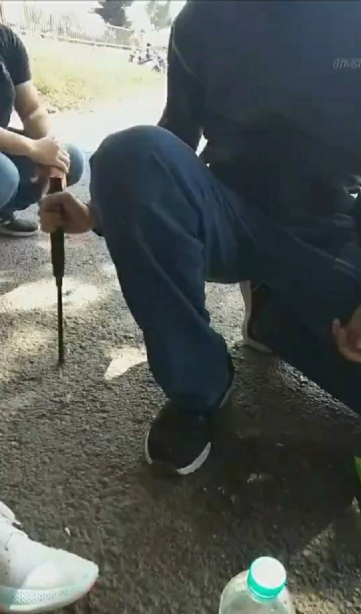 警方在鍾男身上查扣伸縮警棍。(圖/警方提供)