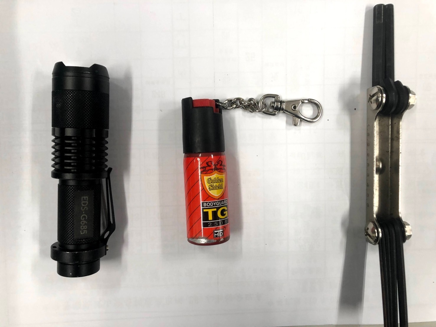 警方在鍾男身上搜出辣椒水、手銬等工具。(圖/警方提供)