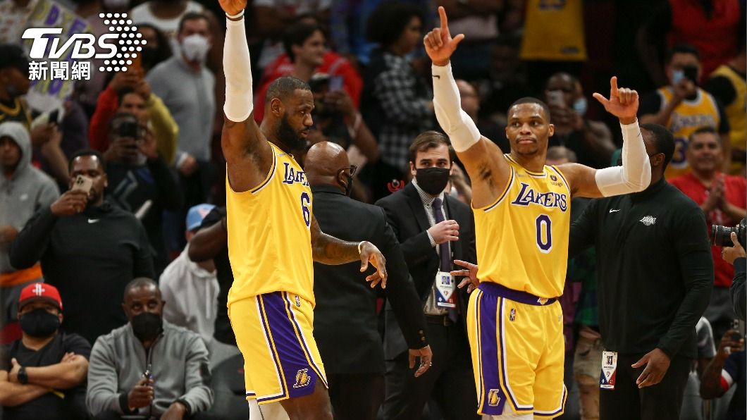 詹姆斯、衛斯布魯克連袂大三元 NBA湖人中止5連敗