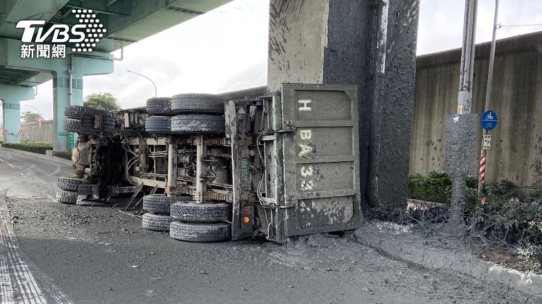 砂石車疑搶快左轉!重心不穩翻覆 淤泥炸裂「噴滿地」