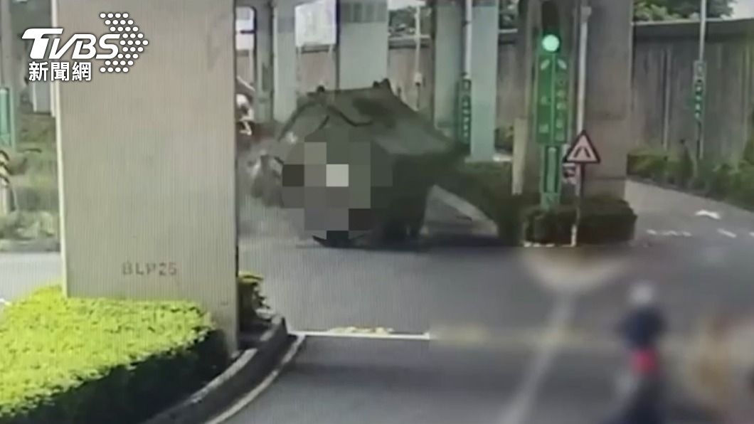砂石車轉彎重心不穩。(圖/TVBS)