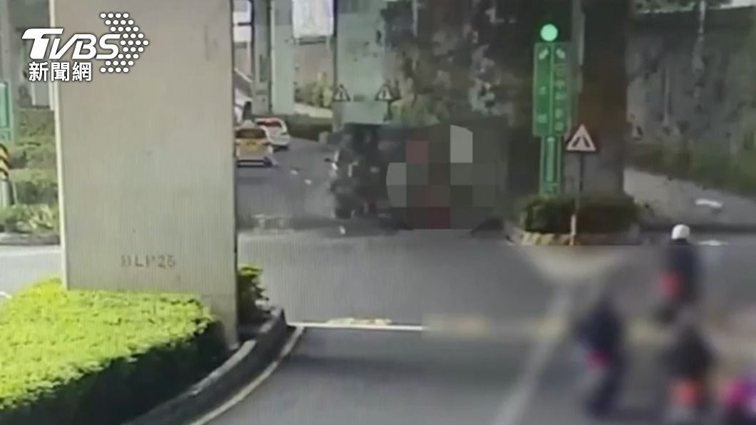 車上淤泥瞬間炸裂噴一地。(圖/TVBS)