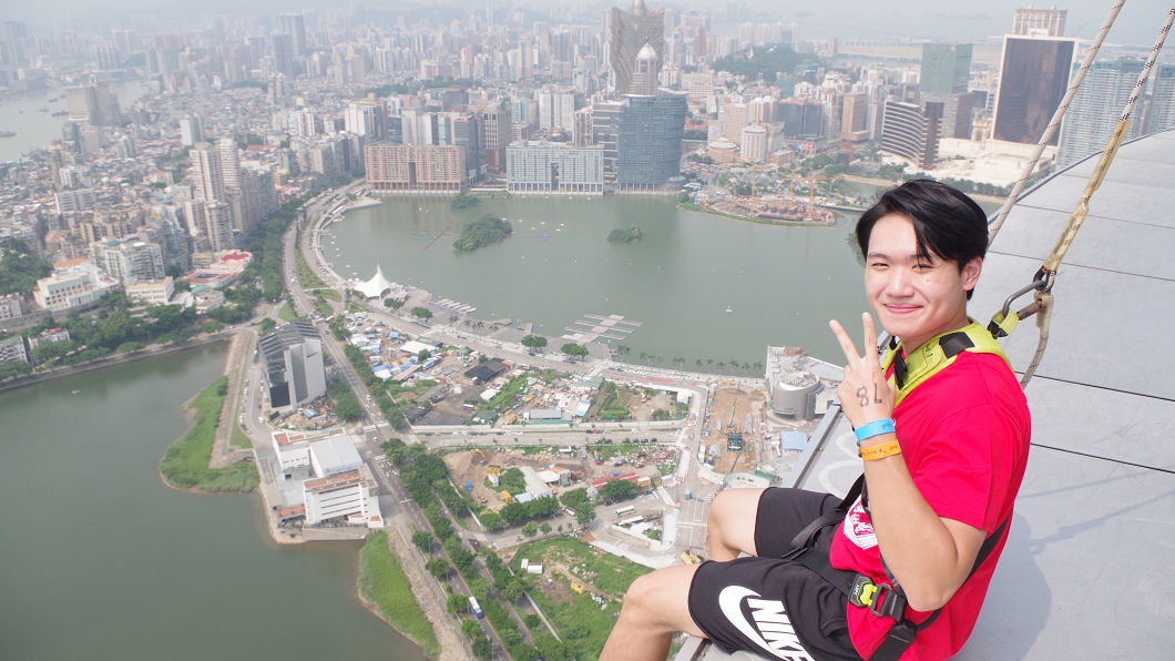 楊鐵銘21歲於澳門地標澳門塔。(圖/楊鐵銘提供)