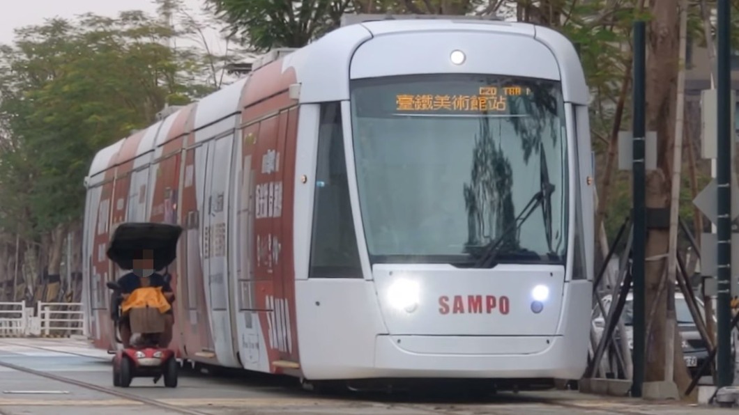 亂入!阿伯騎代步車與輕軌同行 一句「挖災啦」民眾傻眼
