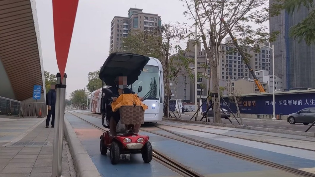 輕軌煞車禮讓阿伯先行通過。（圖／翻攝自網路）