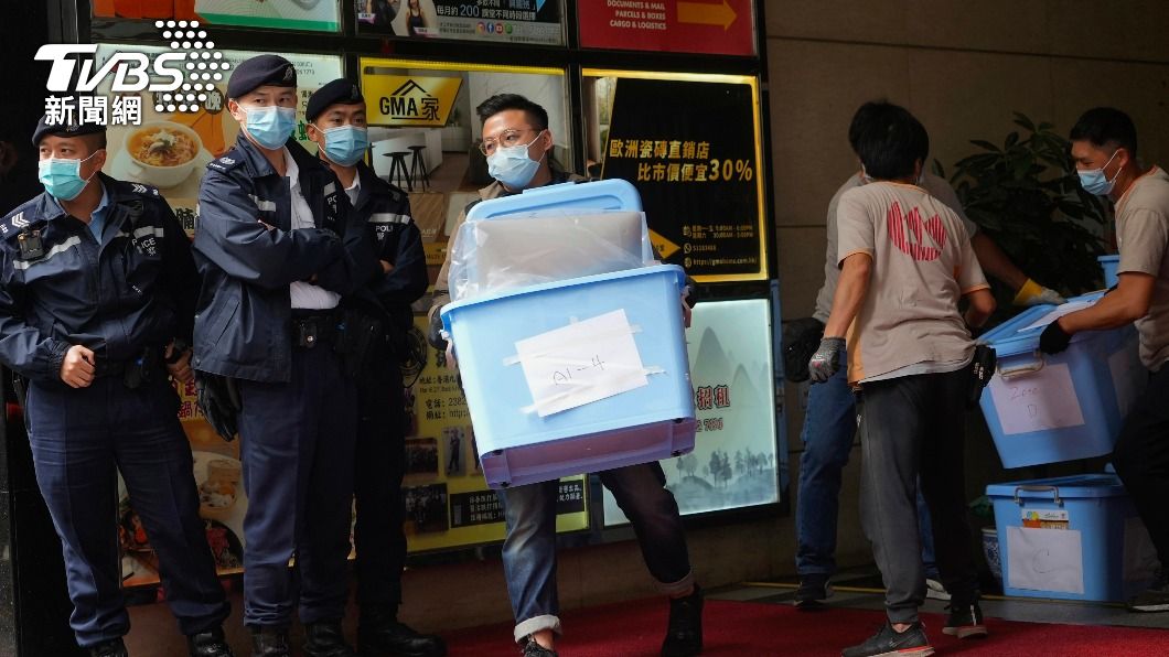 港警扣押《立場新聞》電腦、現金等資產。(圖/TVBS)