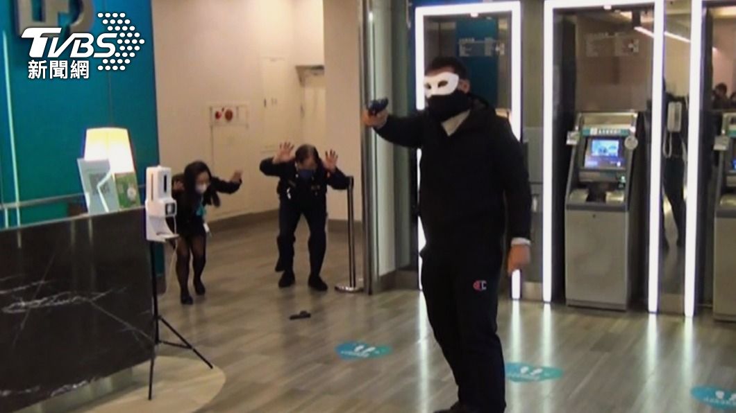 搶劫！蒙面雙煞銀行開槍嚇壞眾人　警速到場喊：演練免驚