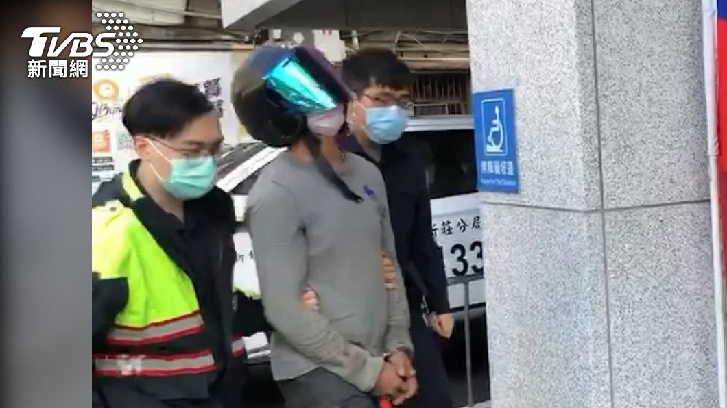 犯嫌被員警上銬帶回。(圖/TVBS)