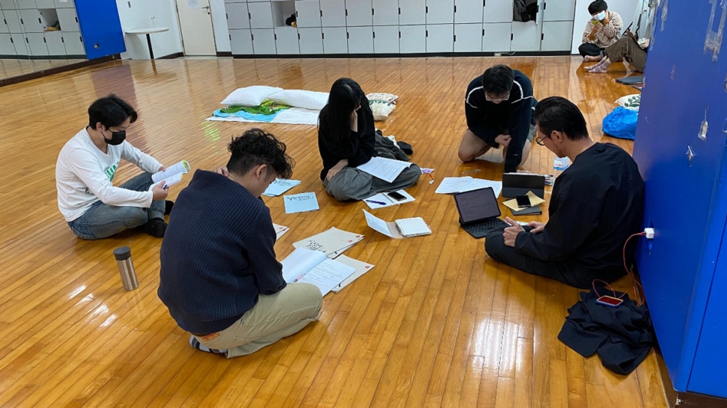 唐福睿（左二）帶領《八尺門的辯護人》劇組讀本。小說得獎後旋即啟動影視化改編，評審一致認同小說完成度高，角色有挑戰性，議題具急迫性，更是台灣少見的法庭類型。（圖／鏡文學提供）