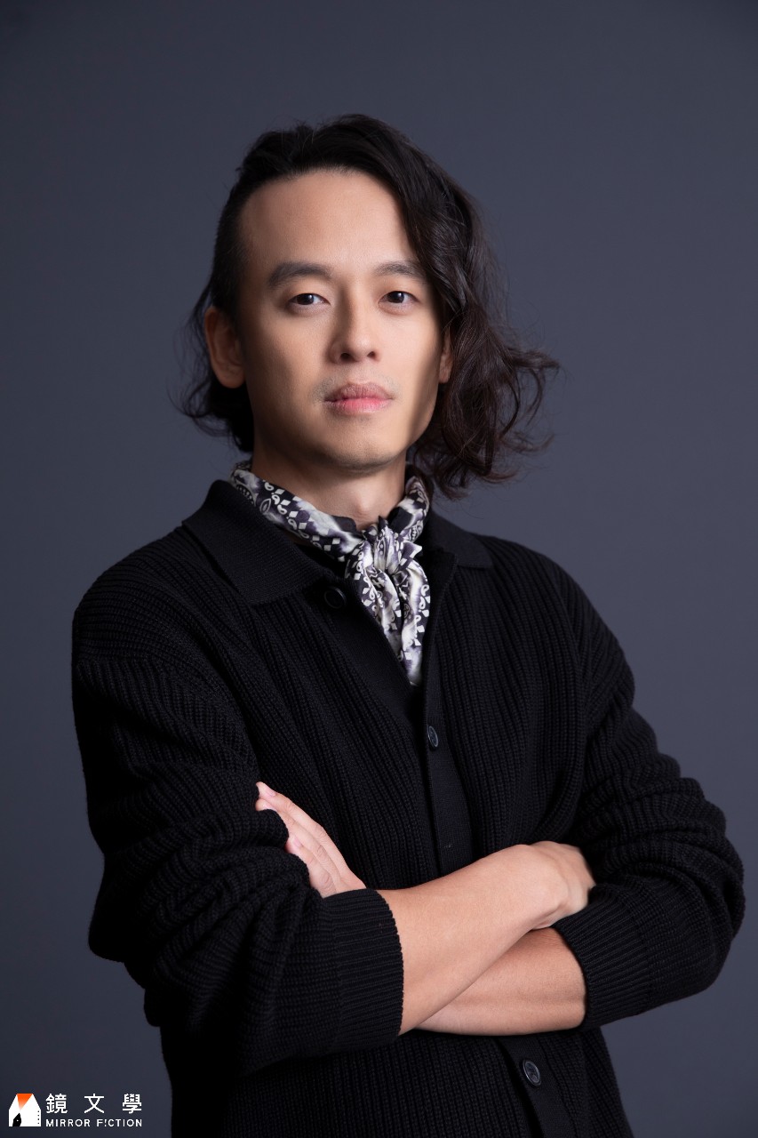 唐福睿說自己沒有想當大律師,所以對法律沒有太多失望,然而他筆下的律師主角仍燃燒理想,奮力一搏。他曾用「不施霹靂手段,難顯菩薩心腸」形容角色,我覺得也是他個人的投射。(圖/鏡文學提供)