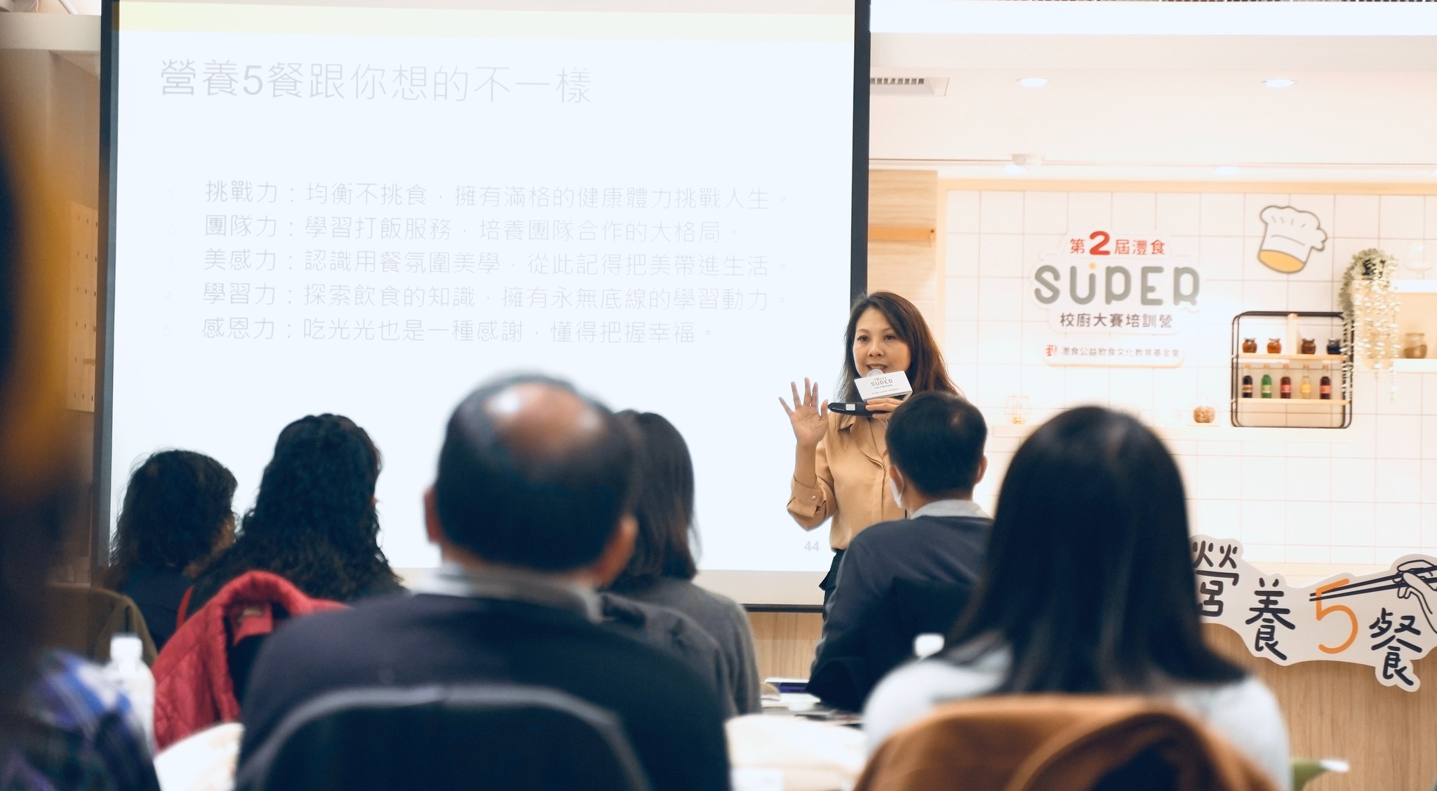 課程邀請營養師李婉萍分享如何讓午餐更有變化。(圖/翻攝自灃食公益飲食文化教育基金會臉書)