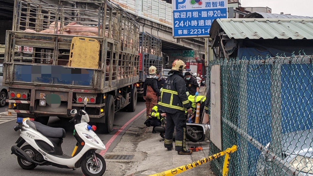 載豬車右彎沒注意！騎士擦撞摔地遭輾　卡車底臟器外露亡