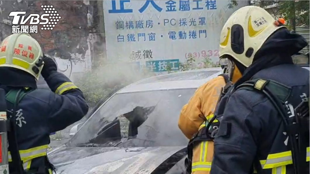 烈火將轎車車頭燒毀。(圖/消防提供)
