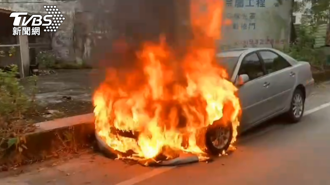 宜蘭街頭火燒車!烈火濃煙猛竄 車頭全毀、擋風玻璃碎裂