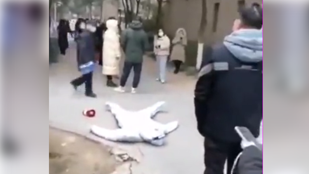 西安防疫昏迷倒地,周遭民眾卻視若無睹。(圖/翻攝自 Twitter)