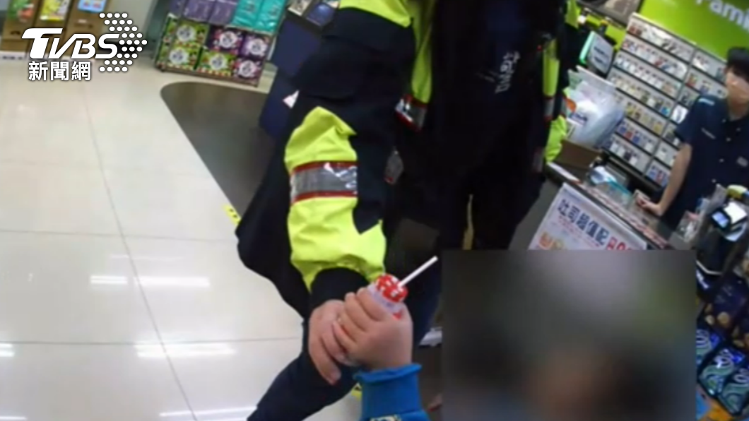 警方幫男童拿多多,並帶他平安返家。(圖/警方提供)