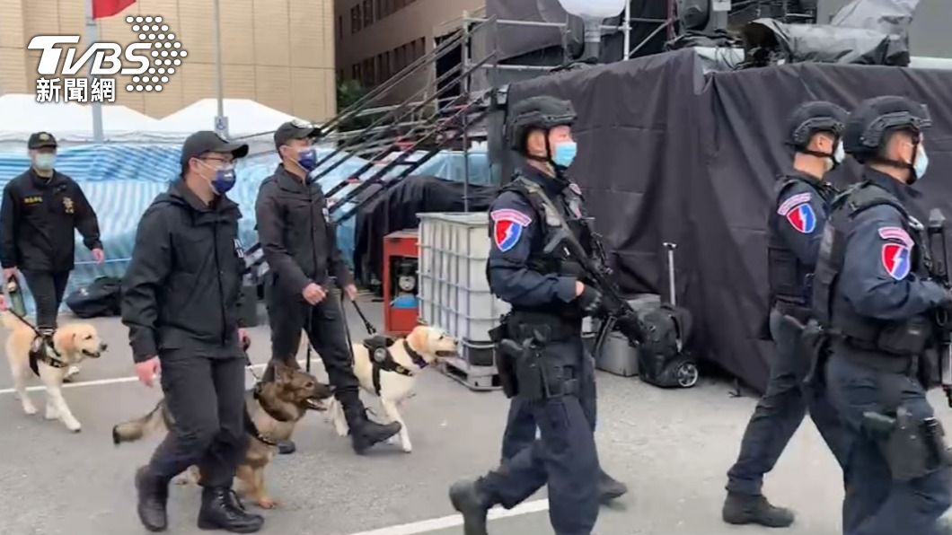 陪你安心跨年！台北市550警+4警犬　101周邊維安交管